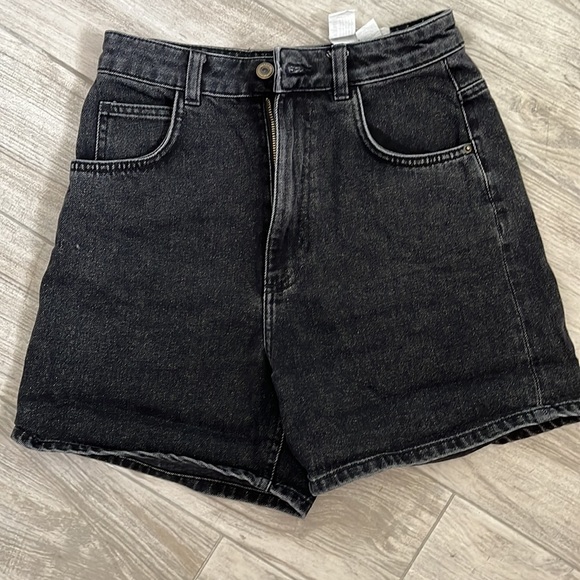 GREAT CONDITION - Black Denim Mom shorts - Picture 3 of 3